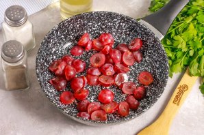 Паста с виноградом и сыром