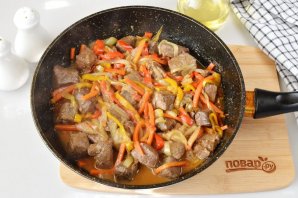 Печень говяжья с овощами