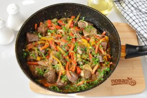 Печень говяжья с овощами