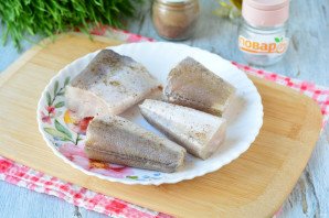 Рыба запеченная с чесноком в духовке