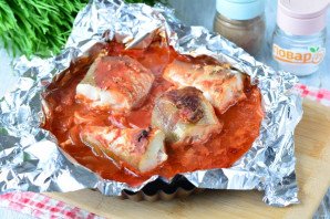 Рыба запеченная с чесноком в духовке