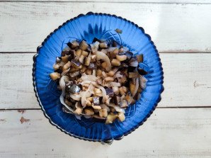 Салат из жареных баклажанов с майонезом