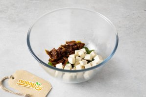 Салат с баклажанами и вялеными помидорами