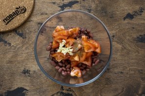 Салат с фасолью, сухариками и помидорами