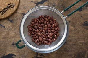 Салат с фасолью, сухариками и помидорами