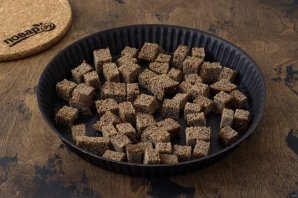 Салат с фасолью, сухариками и помидорами