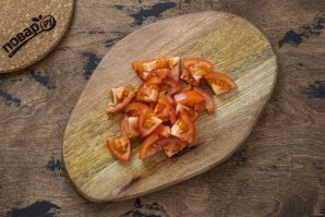 Салат с фасолью, сухариками и помидорами