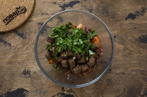 Салат с фасолью, сухариками и помидорами