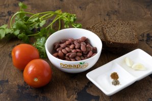 Салат с фасолью, сухариками и помидорами