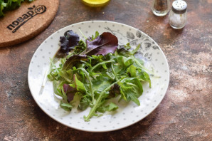 Салат с лососем и яйцом пашот