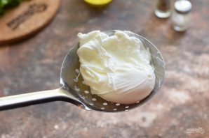 Салат с лососем и яйцом пашот