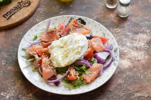 Салат с лососем и яйцом пашот
