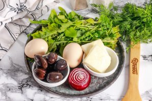 Салат с рукколой и халуми