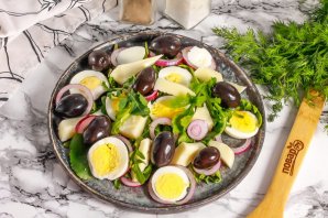 Салат с рукколой и халуми