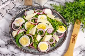 Салат с рукколой и халуми