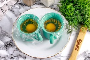 Салат с рукколой и яйцом пашот