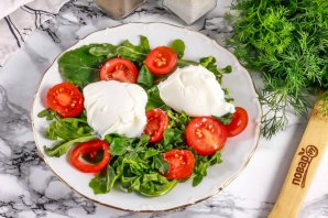 Салат с рукколой и яйцом пашот