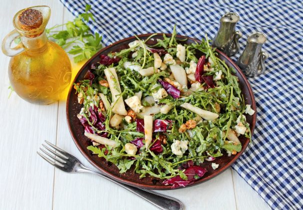 Салат с сыром с плесенью и грушей