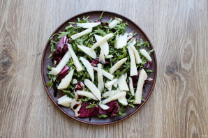 Салат с сыром с плесенью и грушей