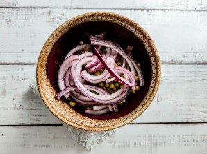 Селедка с зеленым горошком и луком