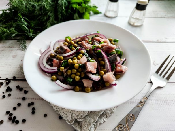 Селедка с зеленым горошком и луком