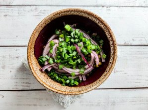 Селедка с зеленым горошком и луком