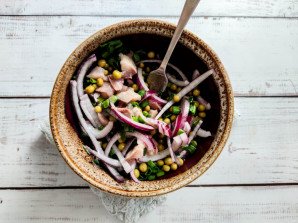 Селедка с зеленым горошком и луком