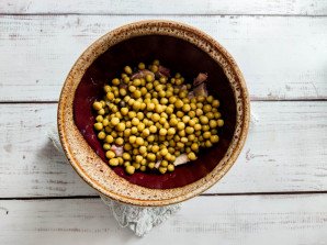 Селедка с зеленым горошком и луком