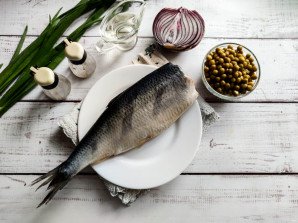 Селедка с зеленым горошком и луком