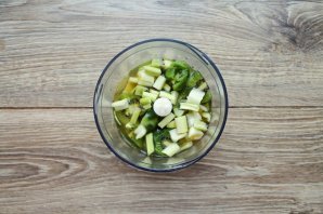 Смузи из авокадо, киви и сельдерея на яблочном соке