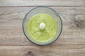 Смузи из авокадо, киви и сельдерея на яблочном соке