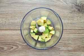 Смузи из авокадо, киви и сельдерея на яблочном соке