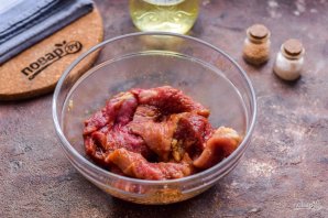 Свиные отбивные с брокколи и сыром