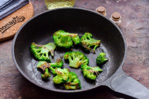 Свиные отбивные с брокколи и сыром