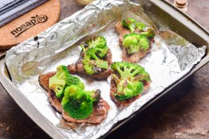 Свиные отбивные с брокколи и сыром