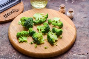 Свиные отбивные с брокколи и сыром