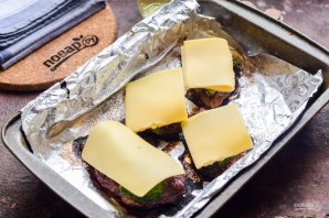 Свиные отбивные с брокколи и сыром