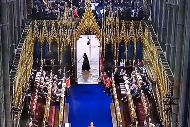 Таинственная фигура на коронации Карла III: &laquo;призрак принцессы Дианы&raquo; или предвестник гибели монархии?