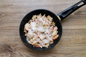 Трубочки с яблоками из слоеного теста