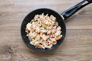 Трубочки с яблоками из слоеного теста