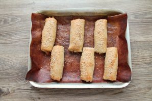 Трубочки с яблоками из слоеного теста