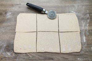 Трубочки с яблоками из слоеного теста