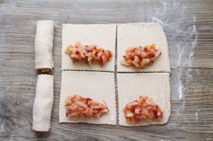 Трубочки с яблоками из слоеного теста