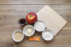 Трубочки с яблоками из слоеного теста