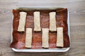 Трубочки с яблоками из слоеного теста