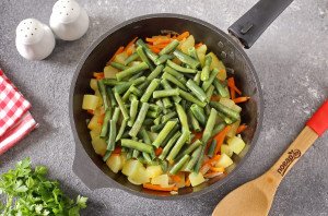 Тушеные кабачки со стручковой фасолью