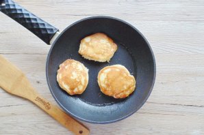 Творожные оладьи с яблоком на кефире