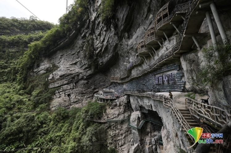 Удивительная библиотека, высеченная в скале, притягивает туристов Китая