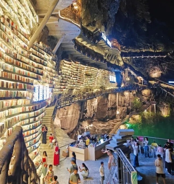 Удивительная библиотека, высеченная в скале, притягивает туристов Китая