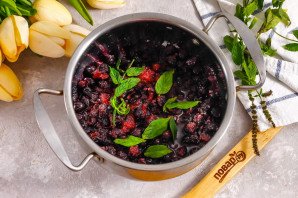 Варенье из черной смородины с мятой